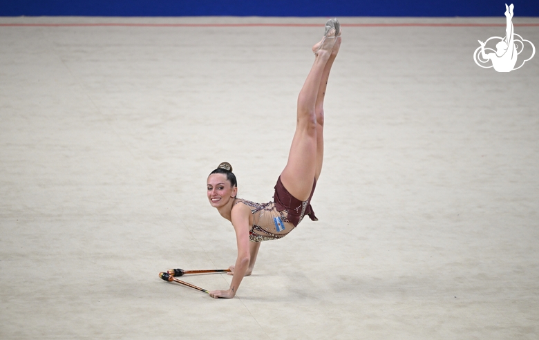Lara Granero during the exercise with clubs