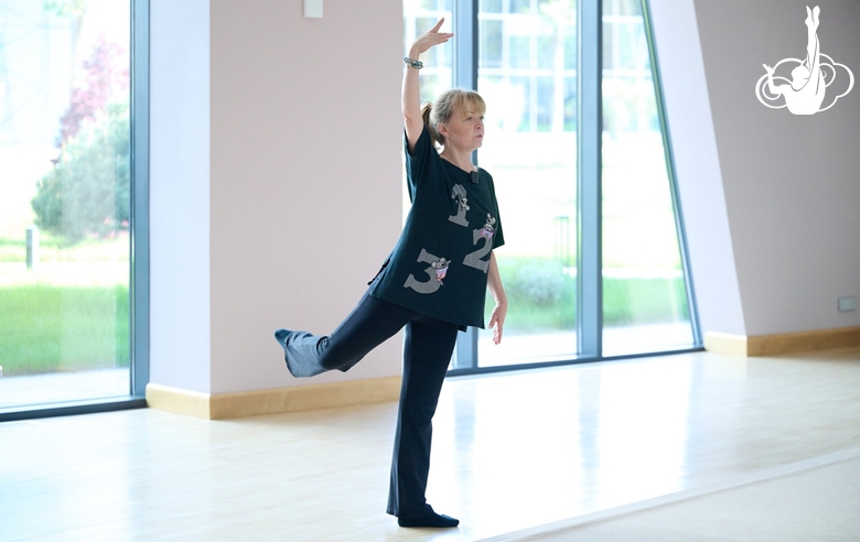 Хореограф Екатерина Сергеева во время занятия с гимнастками Академии