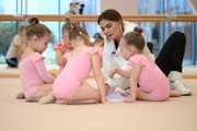 Олимпийская чемпионка Алина Кабаева во время занятия гимнасток из бесплатных групп раннего развития