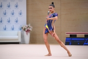Арина Ткачук во время упражнения с булавами