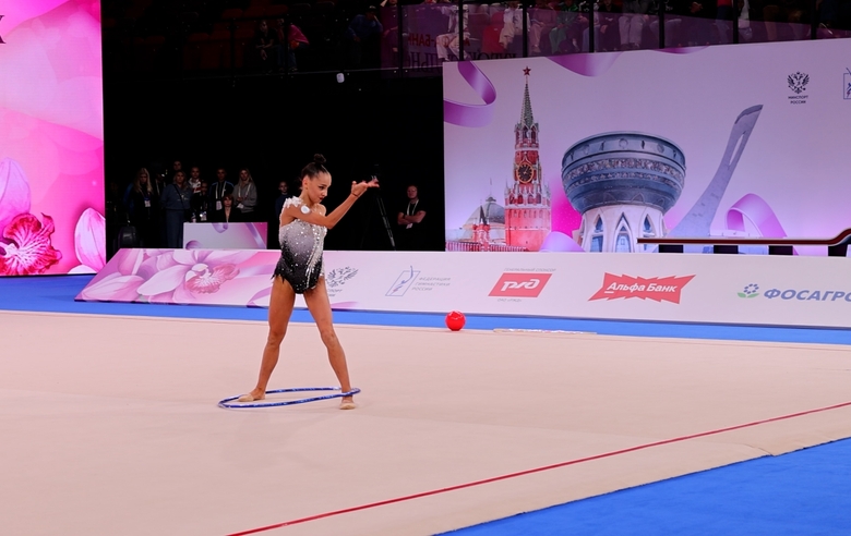 Alina Kabaeva speaks with Mariia Borisova, coach Irina Gusarova and choreographer Irina Zenovka