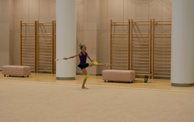 Eva Kononova from Tyumen Region continues to perfect her new program with clubs under the guidance of the Olympic champion