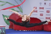 Мария Борисова во время упражнения с лентой