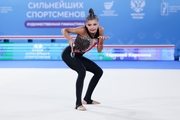 Каролина Тарасова во время упражнения с булавами