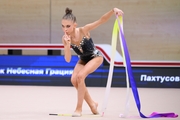 Каролина Пахтусова во время упражнения с лентой