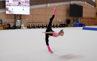 Алина Кабаева и тренер Евгения Елисеева помогли Яне Заикиной отработать концовку упражнения