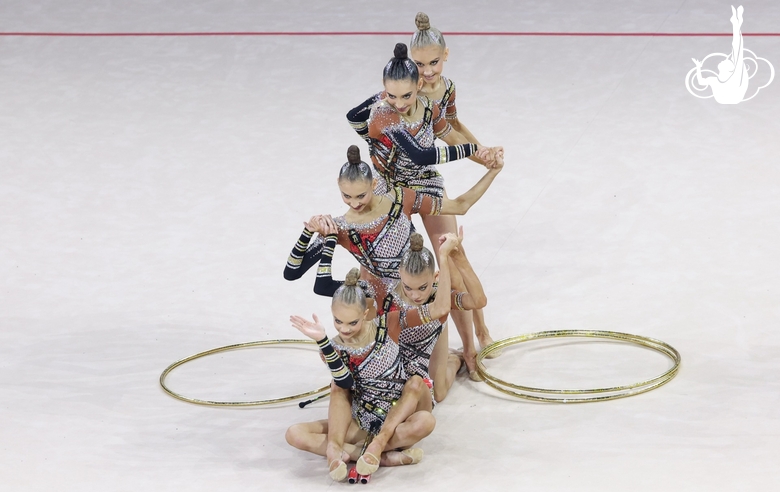 Команда «Небесной грации» во время упражнения с обручами и булавами