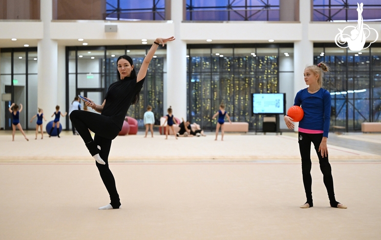 Хореограф Наталья Белугина во время работы с Елизаветой Гераськиной над новой программой с мячом
