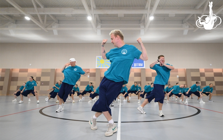 Alla Dukhova's dance studio TODES intensive course participants during a flash mob