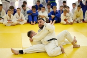 Олимпийский чемпион 2012 года Мансур Исаев с участниками фестиваля дзюдо