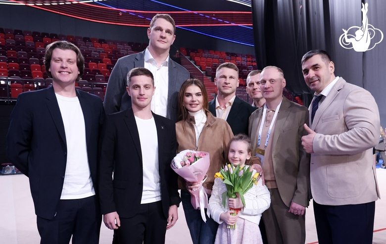 Олимпийская чемпионка Алина Кабаева с почетными гостями Александром Красных, Иваном Стретовичем, Тимофеем Мозговым, Дмитрием Труненковым, Юрием Постригаем и его дочерью Софьей, Ильей Захаровым, Суреном Балачинским