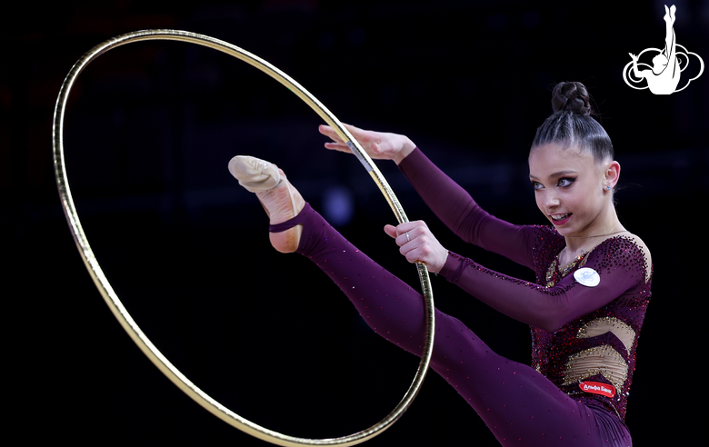 Арина Ковшова во время упражнения с обручем