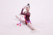 Милана Федулкина во время упражнения с булавами