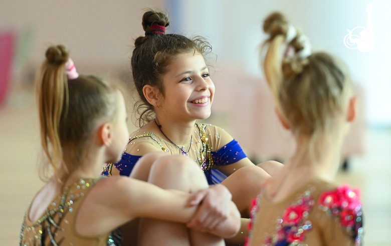 Karolina Tarasova (center) at an assessment training session