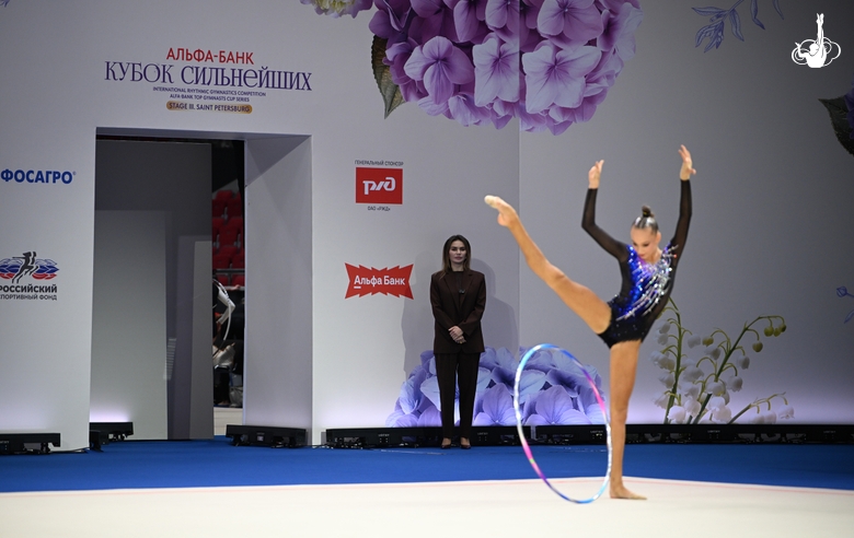 Олимпийская чемпионка Алина Кабаева во время выступления Яны Заикиной