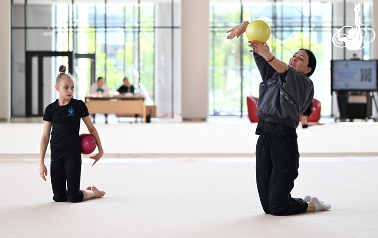 Хореограф Наталья Белугина ставит Софье Смирновой новую программу с мячом