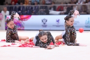 Групповички ЦХГ «Жемчужина» из Санкт-Петербурга во время упражнения с лентами