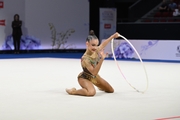 Ксения Савинова во время упражнения с обручем