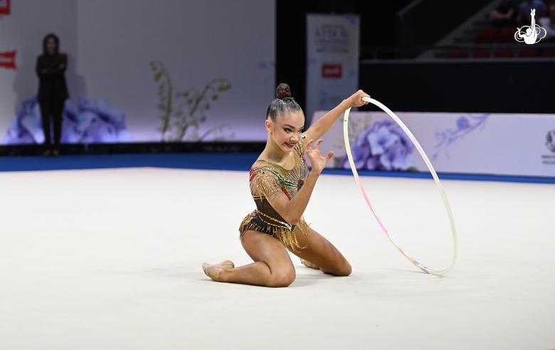 Ксения Савинова во время упражнения с обручем