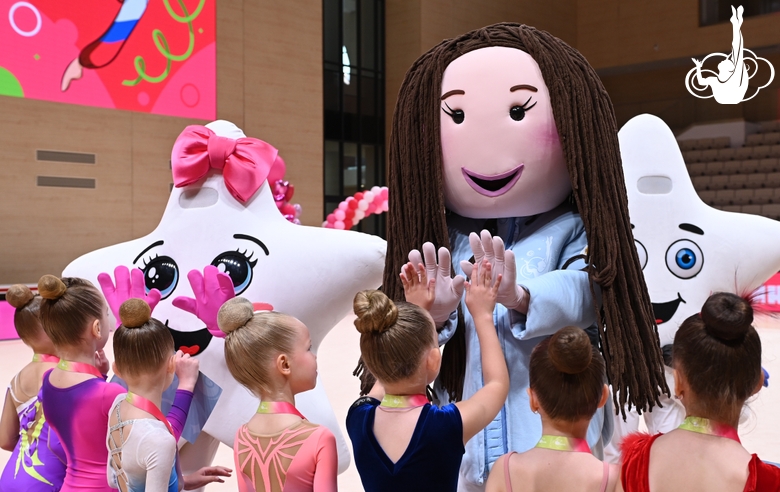 The winners of the mAlinka tournament with the Alina doll