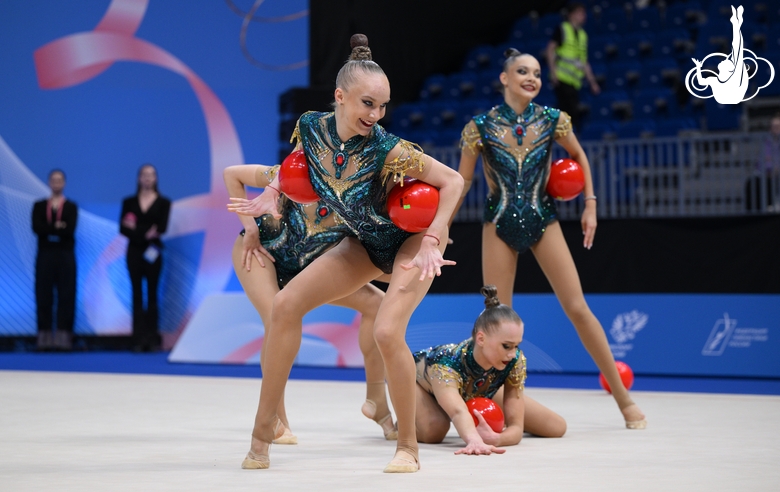 The national team of the subjects of the Russian Federation during an exercise with balls