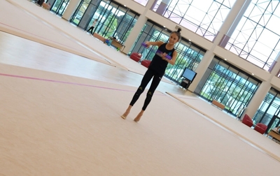 Алина Кабаева и тренеры работают с Элиной Хабировой над упражнением с булавами