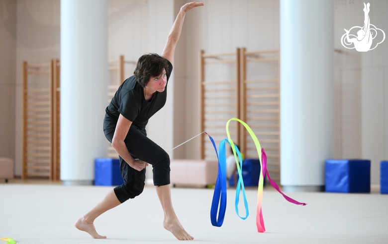 Choreographer Irina Zenovka during the training session in the Academy