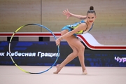 Гимнастка во время упражнения с обручем