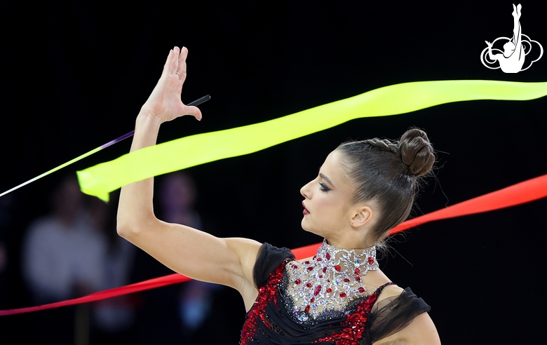 Милена Щенятская во время упражнения с лентой