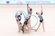 Групповички Красноярского края во время упражнения с обручами