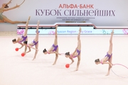 Групповички Рязанской области во время упражнения с обручами и мячами