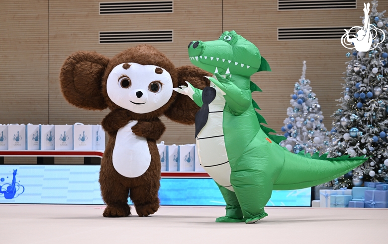 Персонажи мультфильма во время новогодней елки