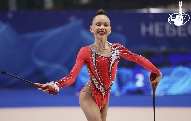 Гимнастка во время упражнения с булавами