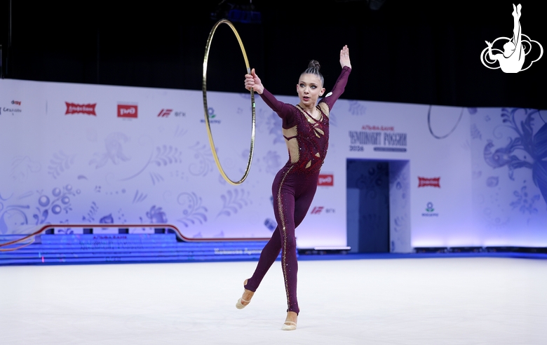 Арина Ковшова во время упражнения с обручем