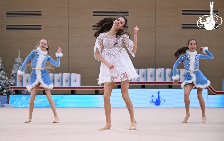 Гимнастки Академии во время новогодней елки