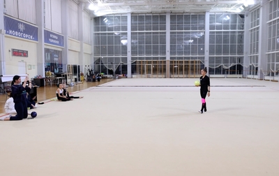 Олимпийская чемпионка Алина Кабаева и тренеры Академии помогают Ксении Савиновой доработать упражнение с мячом