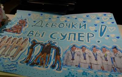 Цветы, искренние улыбки и аплодисменты — так в Академии приветствовали гимнасток сборной России