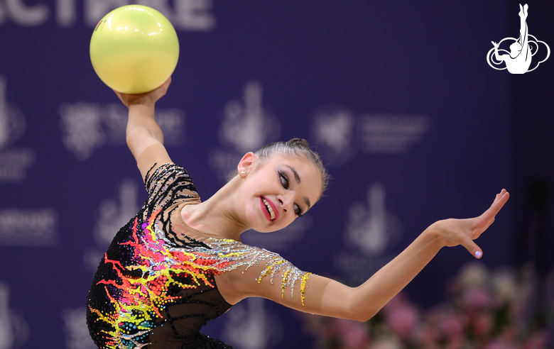 Ксения Савинова во время упражнения с мячом