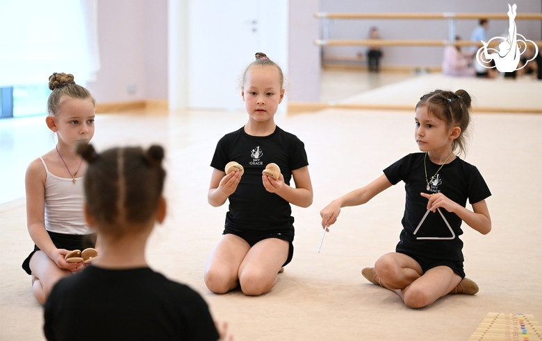 Гимнастки во время занятия с музыкальными инструментами под руководством педагога Анны Пуховой