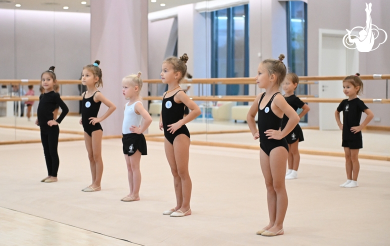 Дошкольницы Академии во время занятия ритмикой