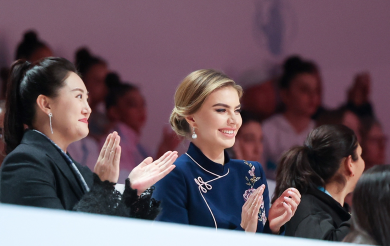 13 ноября 2025 года. Олимпийская чемпионка Алина Кабаева во время международного турнира «Кубок "Небесная грация"» и Beijing Top Open — 2025