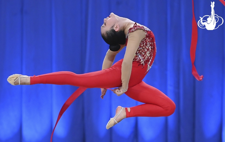 Cheng Siyuan during an exercise with a ribbon