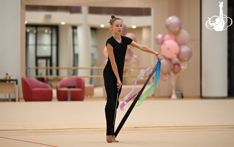 Гимнастка во время отбора в групповые упражнения в Академии