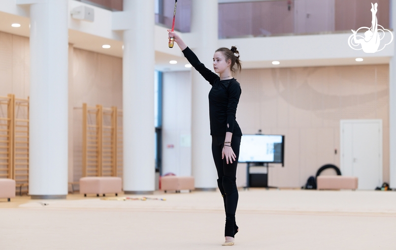 Дарья Мельник во время просмотра в команду групповых упражнений Академии