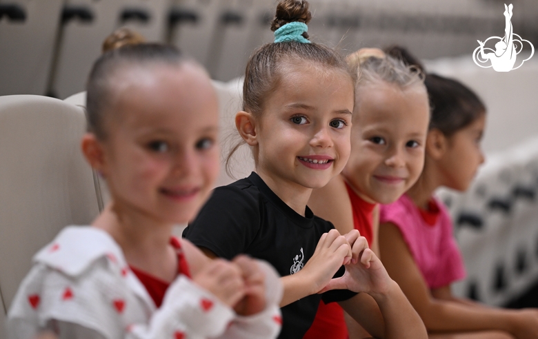 Дошкольницы во время контрольной тренировки в Академии