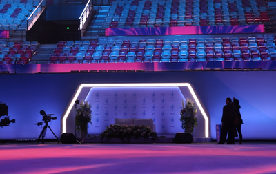 Олимпийская чемпионка Алина Кабаева смотрит оформление зала в Пекине