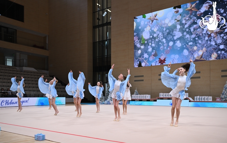 Гимнастки Академии во время новогодней елки