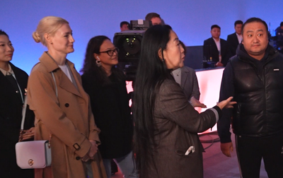 Организаторы турнира с китайской стороны тепло встречают олимпийскую чемпионку Алину Кабаеву