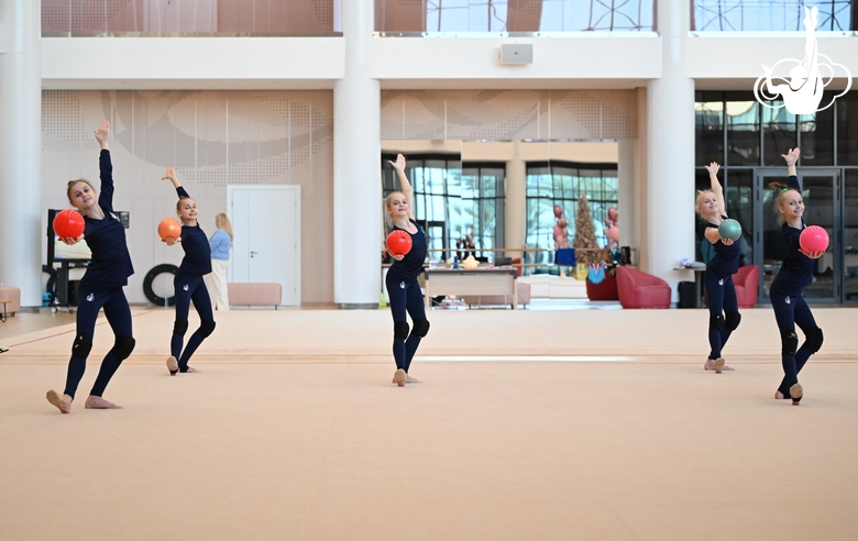 Групповички Академии во время работы над новой программой с мячами