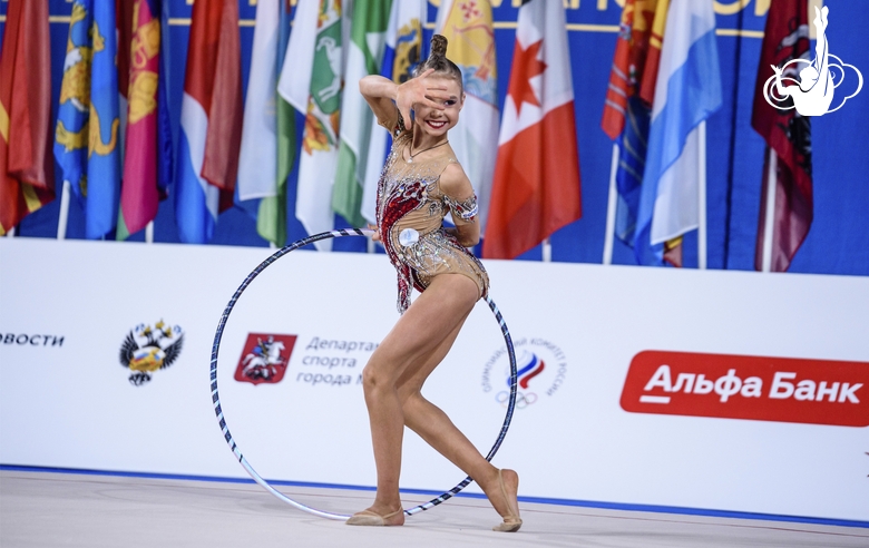 Elvira Belyaeva during the hoop exercise